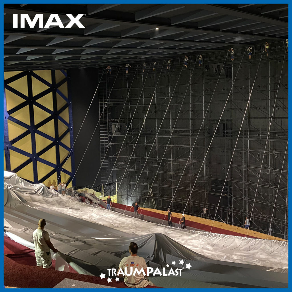 IMAX_Leinwand_ziehen-1024x1024.jpg